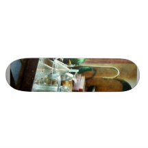 Entonnoirs et bouteilles en verre plateau de skateboard