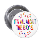 Environ les années 80 badges avec agrafe