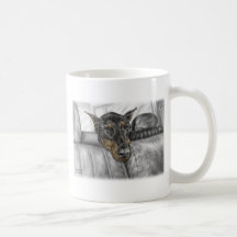 Équitation de chien de Pinscher de dobermann dans  Mugs