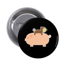 Équitation de singe de bébé sur un porc badge