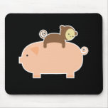Équitation de singe de bébé sur un porc tapis de souris