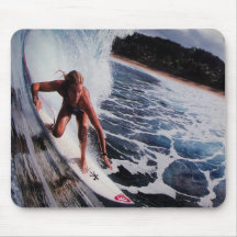 Équitation de vague de fille de surfer dans des sp tapis de souris