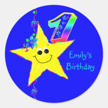 ęr Le smiley de fête d'anniversaire tient le premi