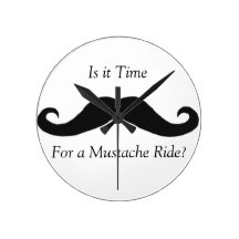 Est il heure pour une horloge de tour de moustache horloges