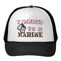étiqueté à une marine casquette de camionneur