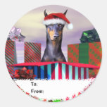 Étiquettes de cadeau de surprise de Noël de doberm Autocollant Rond