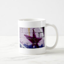 Étoile abstraite de graffiti sur le mur texturisé tasses à café