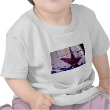 Étoile abstraite de graffiti sur le mur texturisé t-shirt