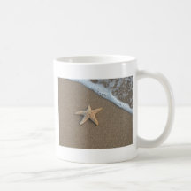 Étoiles de mer sur la plage tasse