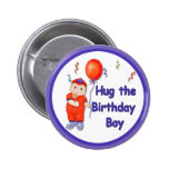 Étreignez le garçon d'anniversaire pin's avec agrafe