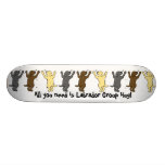 Étreinte de groupe de chiots de Labrador Skateboard