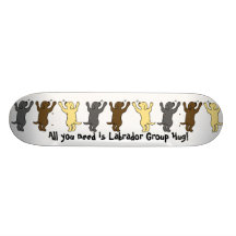 Étreinte de groupe de chiots de Labrador Skateboard