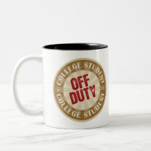 Étudiant universitaire qui n'est pas de service tasse à café
