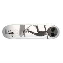 Faire du surf des neiges la planche à roulettes ét