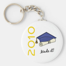 Fait lui le casquette et le diplôme d'obtention du porte-clé