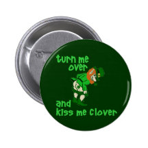 Faites- tournermoi et embrassez-moi trèfle badge