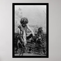 Fakir indien avec deux Monkies en Inde 1890 Posters