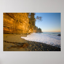 Falaises mystiques de plage affiches