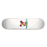 Farceur de bébé badinant juste autour plateaux de skateboards