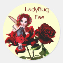 Fée de coccinelle sur les roses rouges adhésifs ronds