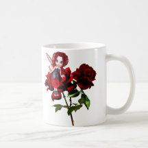 Fée de coccinelle sur les roses rouges tasses à café