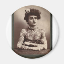 Femme américaine tatouée aimants