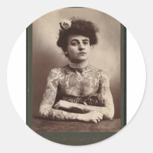 Femme américaine tatouée autocollant rond