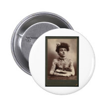 Femme américaine tatouée badges avec agrafe