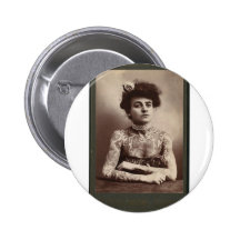 Femme américaine tatouée pin's avec agrafe