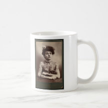 Femme américaine tatouée tasse à café