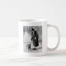 Femme avec le bouledogue français, les années 1920 tasse