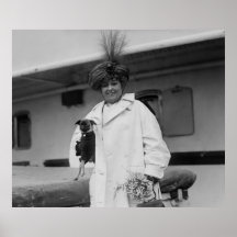 Femme avec le chien minuscule, les années 10 affiche