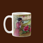 Femme avec les roses et le papillon tasses