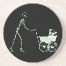 FEMME DE RAYON X ET VOITURE D'ENFANT SQUELETTIQUES DESSOUS DE VERRES