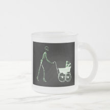 FEMME DE RAYON X ET VOITURE D'ENFANT SQUELETTIQUES MUGS