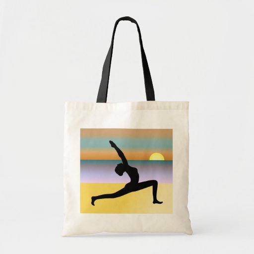 Femme de yoga de plage posant le sac fourre-tout à