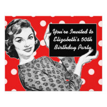femme des années 1950 avec un anniversaire de sign invitations