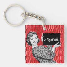 femme des années 1950 avec un signe porte-clés