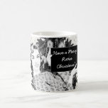 femme des années 1950 avec un signe V2 de Noël Tasse
