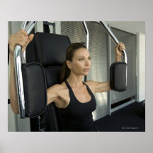 Femme établissant dans un gymnase affiches