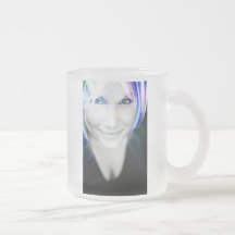 Femme rougeoyante futuriste de cheveux tasse à café
