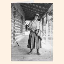 Femme tenant un fusil sur un porche cartes