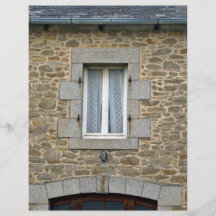 Fenêtre dans le mur en pierre rugueux avec des rid prospectus personnalisés