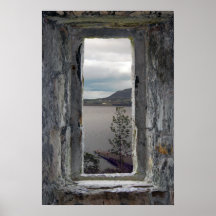Fenêtre de château avec la vue du loch posters