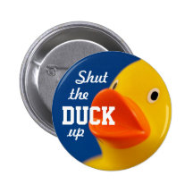 Fermez le canard vers le haut du bouton badge avec épingle