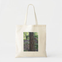 Fermez-vous du tronc d'arbre dans la forêt sac fourre-tout