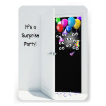 Fête d'anniversaire de surprise derrière la porte cartons d'invitation