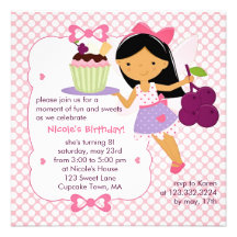 Fête d'anniversaire Girly pourpre de petit gâteau  Cartons D'invitation