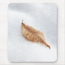 Feuille de hêtre dans une dérive de neige tapis de souris
