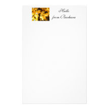 Feuille jaune rougeoyant de cadeaux nommés faits s papier à lettre